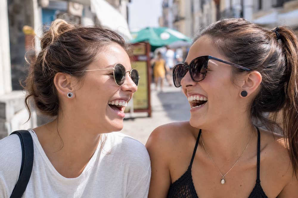 Zwei Freundinnen, eine mit echten Mini-Tunneln, eine mit Fake Plugs