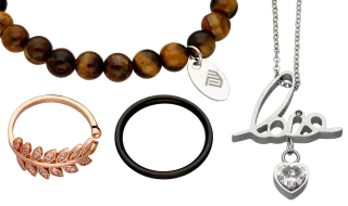 Schmuck mit Ringen, Ketten und Anhängern
