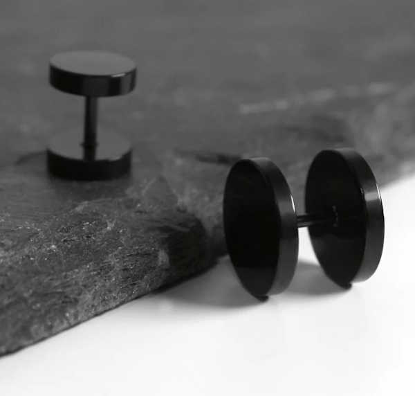 Fake Plugs Materialien – Chirurgenstahl, Titan, Holz und Kunststoff im Vergleich