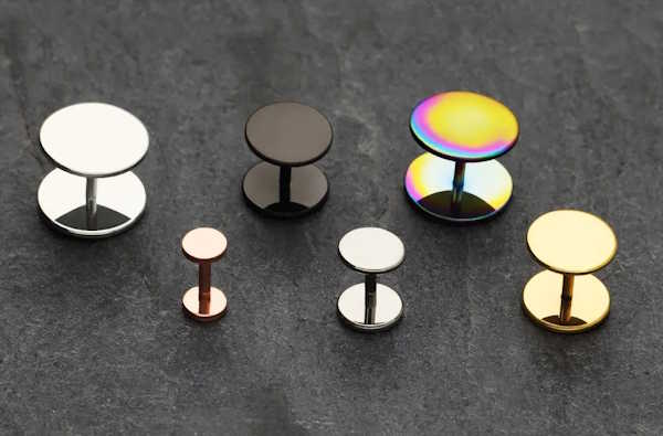 Fake Plugs pflegen und reinigen – Tipps für lange Haltbarkeit
