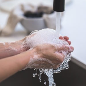 Hände waschen vor dem Pflegen von Piercings