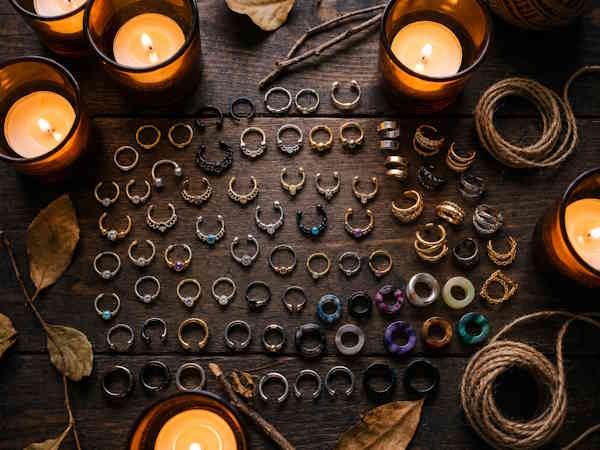 Fake Piercing Set – verschiedene Ear Cuffs, Fake Septum und Klemm-Ringe auf Holz