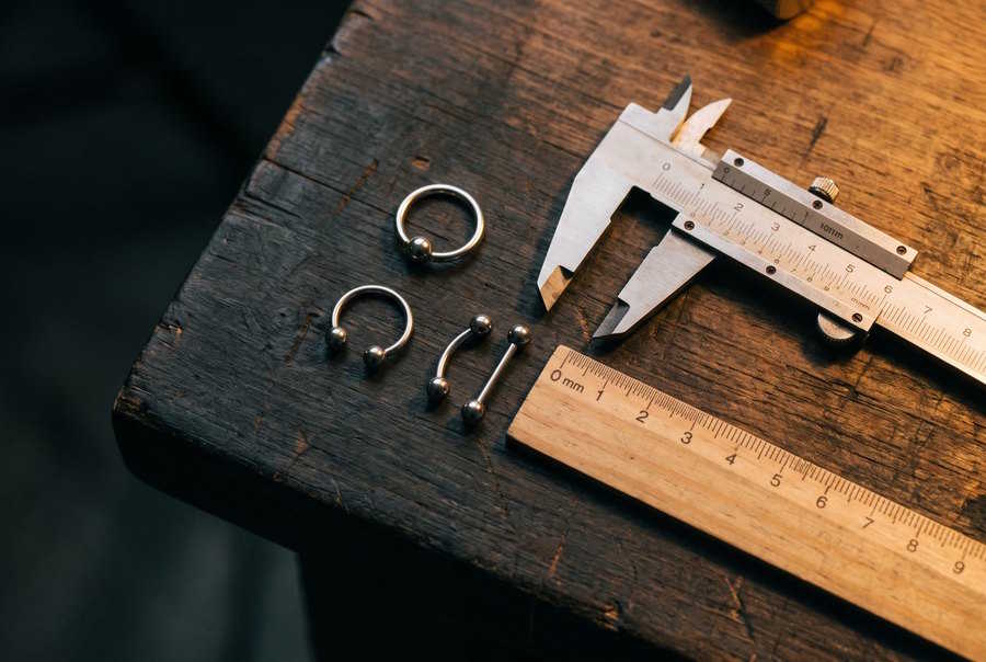 Hafada Piercing Schmuck messen – Ringe, Hufeisen, Bananabell und Barbell mit Messschieber