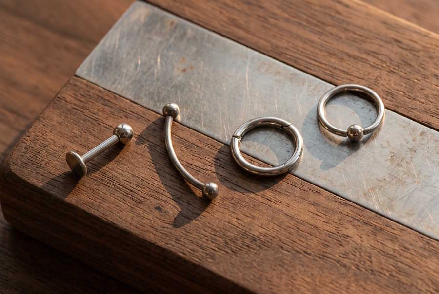 Labret Stecker, Curved Barbell, Segment Clicker und Klemmring als Lippenpiercing Schmuck