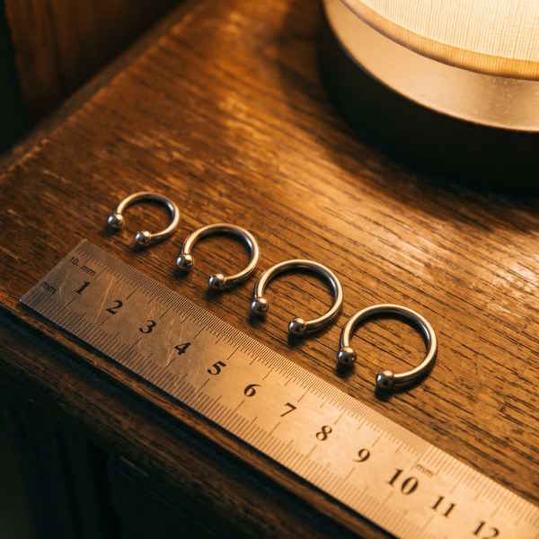 Smiley Piercing Schmuck in verschiedenen Größen mit Lineal