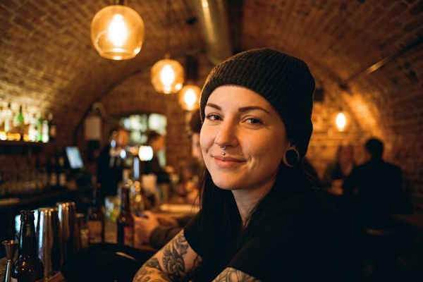 Frau mit Smiley Piercing – Heilung und Pflege des Lippenbändchen Piercings