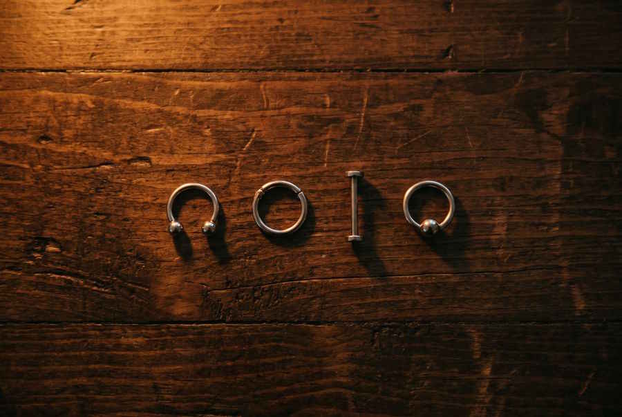Vier Schmuck-Formen für das Smiley Piercing: Hufeisen, Segment Clicker, BCR und Barbell