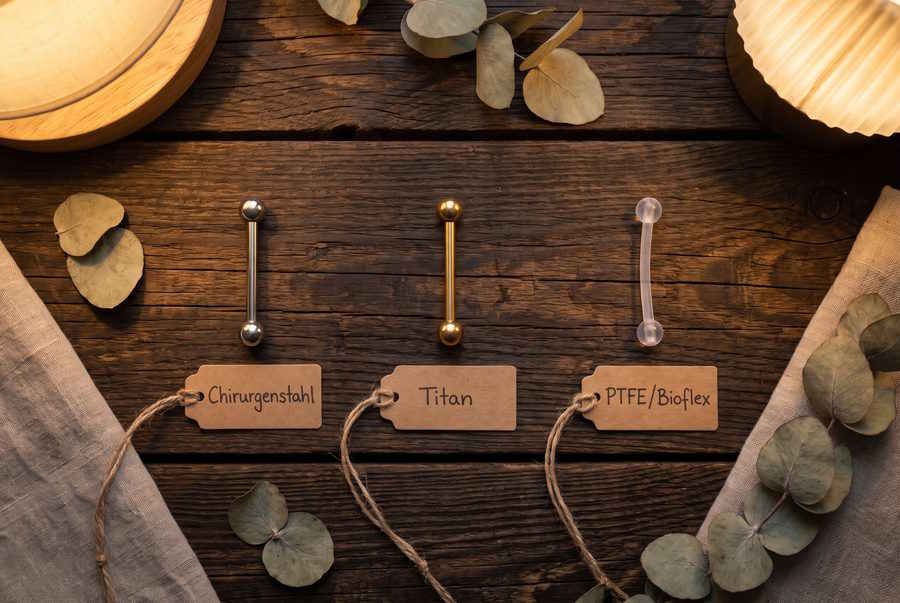 Piercing Material Vergleich – Chirurgenstahl, Titan und PTFE Bioflex nebeneinander
