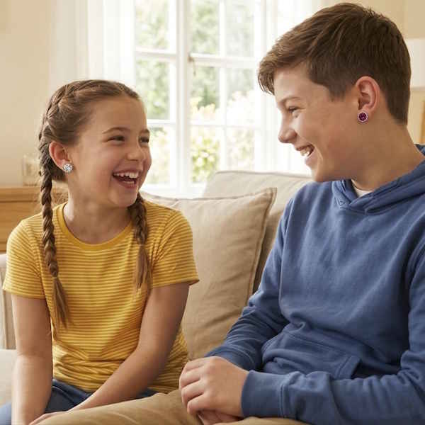 Magnet Ohrringe Kinder – Mädchen und Junge mit bunten magnetischen Ohrringen