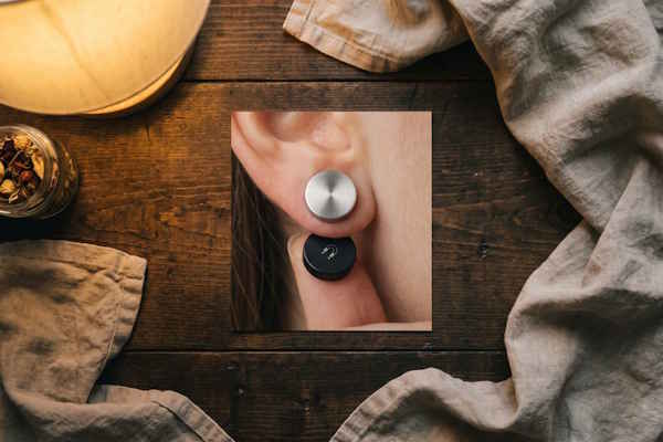 Magnet Ohrringe – Funktionsprinzip: Magnet vorne und hinten am Ohrläppchen