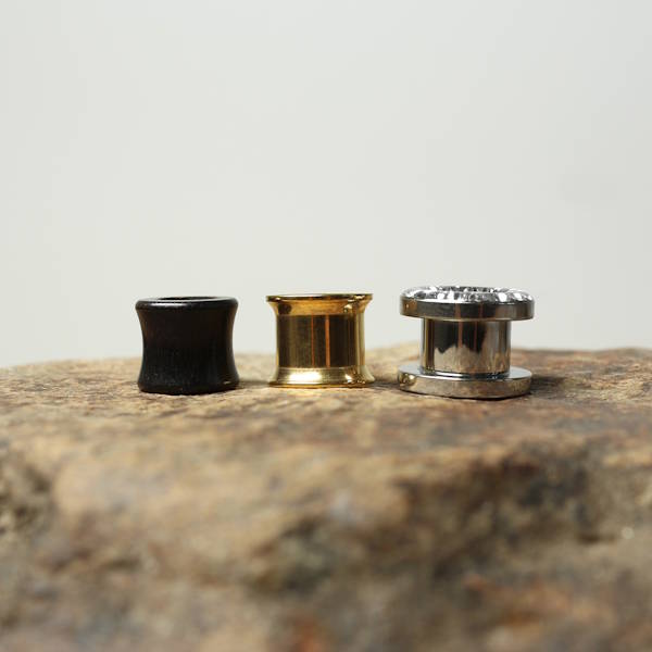 drei 10 mm Ohr Tunnel aus Edelstahl, Titan, und Holz
