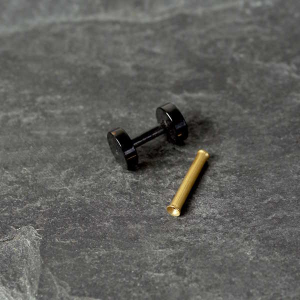 Kleiner schwarzer 1,6 mm Tunnel wird am Ohrläppchen vorsichtig gereinigt