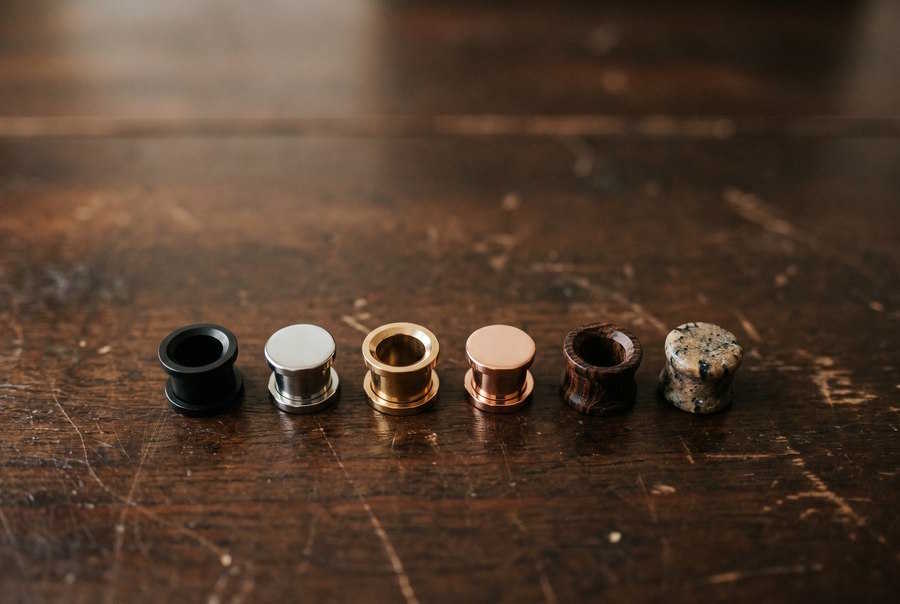Auswahl von 8 mm Tunnels und Plugs in Schwarz Silber Gold Roségold Holz und Stein