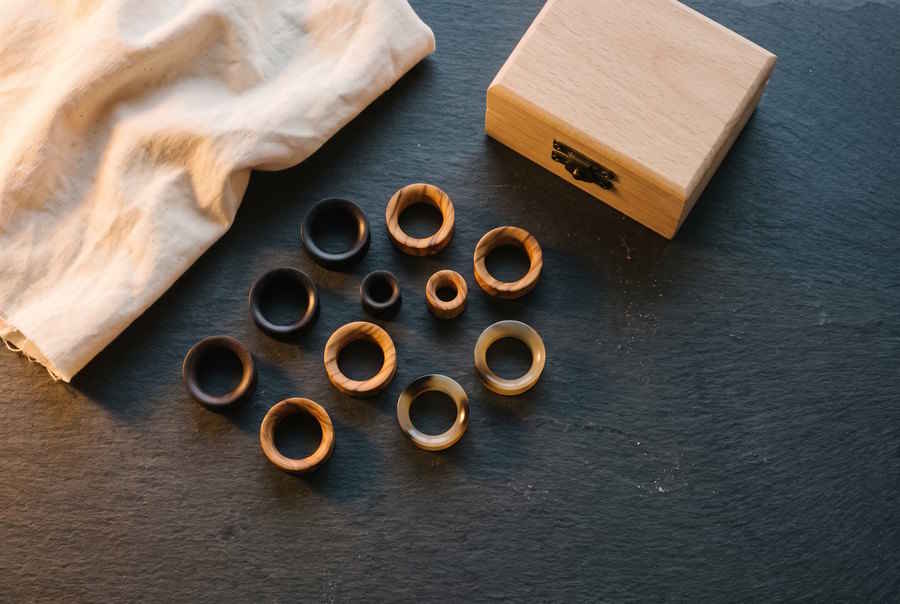 Pflege von Holz und Horn Tunneln mit weichem Tuch und Schmuckbox