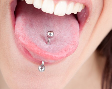 Zungenpiercing - getragenes Piercing in der Zunge