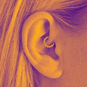 Daith Piercing / Migräne Piercing stechen lassen - Ratgeber mit Infos zu Kosten, Risiken, Heilung und Schmerzen - Daith Migräne Piercing Stechen lassen | Schmerzen + Pflege