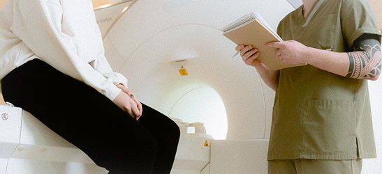 Mit Piercing &amp; Flesh Tunnel oder Ohrring zur MRT - Was ist zu beachten? - MRT mit Piercings,Tunneln &amp; Ohrringen | 10 wertvolle Tipps