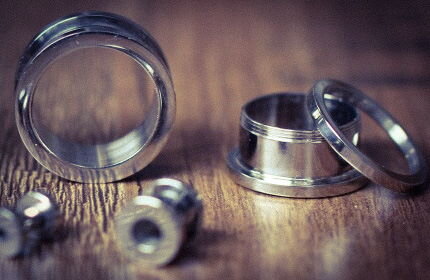 Flesh Tunnel Arten – Der ultimative Guide - Flesh Tunnel Arten | Formen &amp; Designs von Ohr Plugs